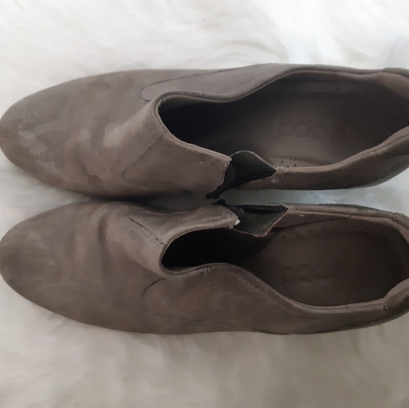 Size 7 suade heels - Picture 2 of 2